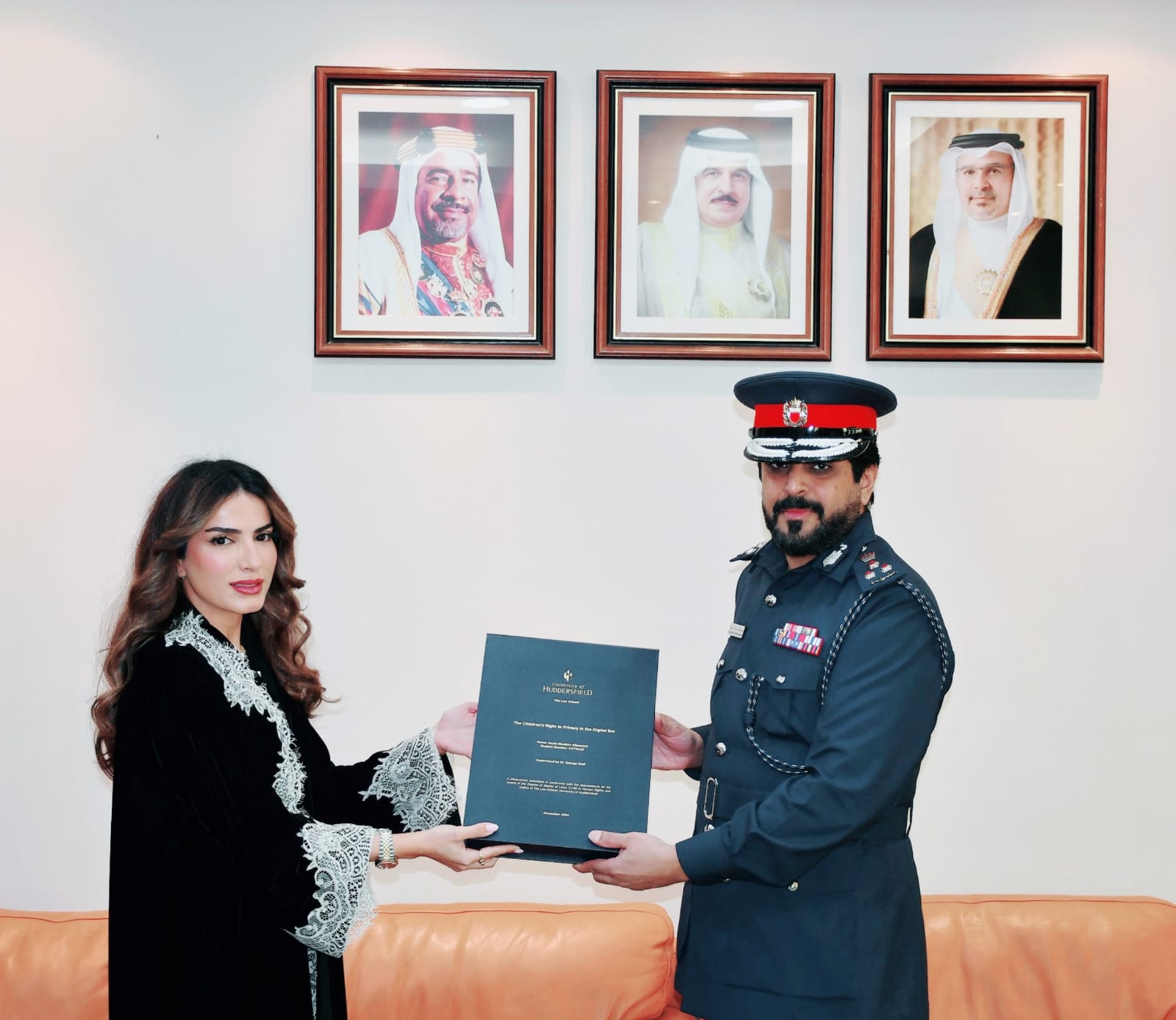 مدير عام مديرية شرطة المحافظة الجنوبية يتسلم نسخة من رسالة ماجستير إحدى منتسبات المديرية<